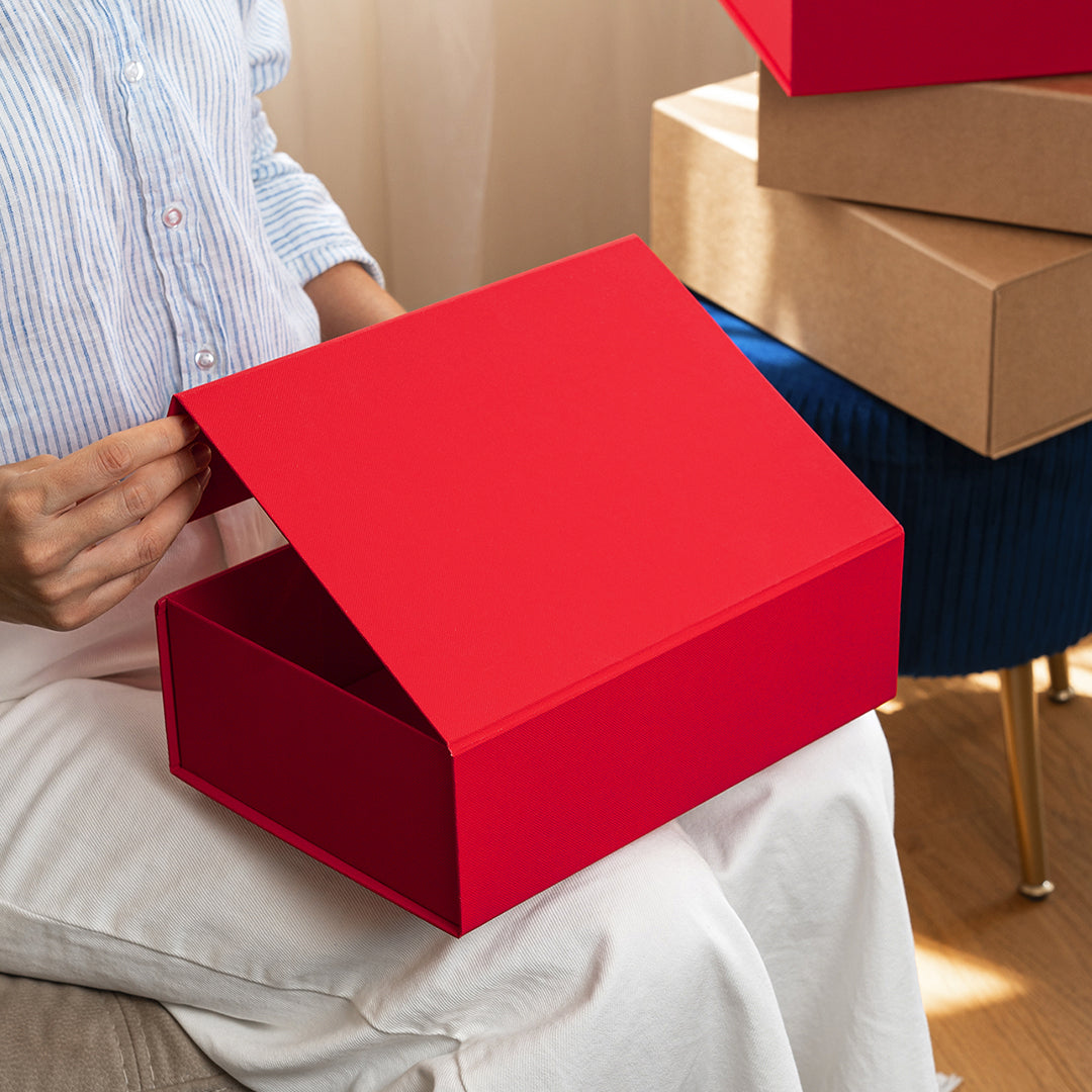 Collapsible magnetic gift box